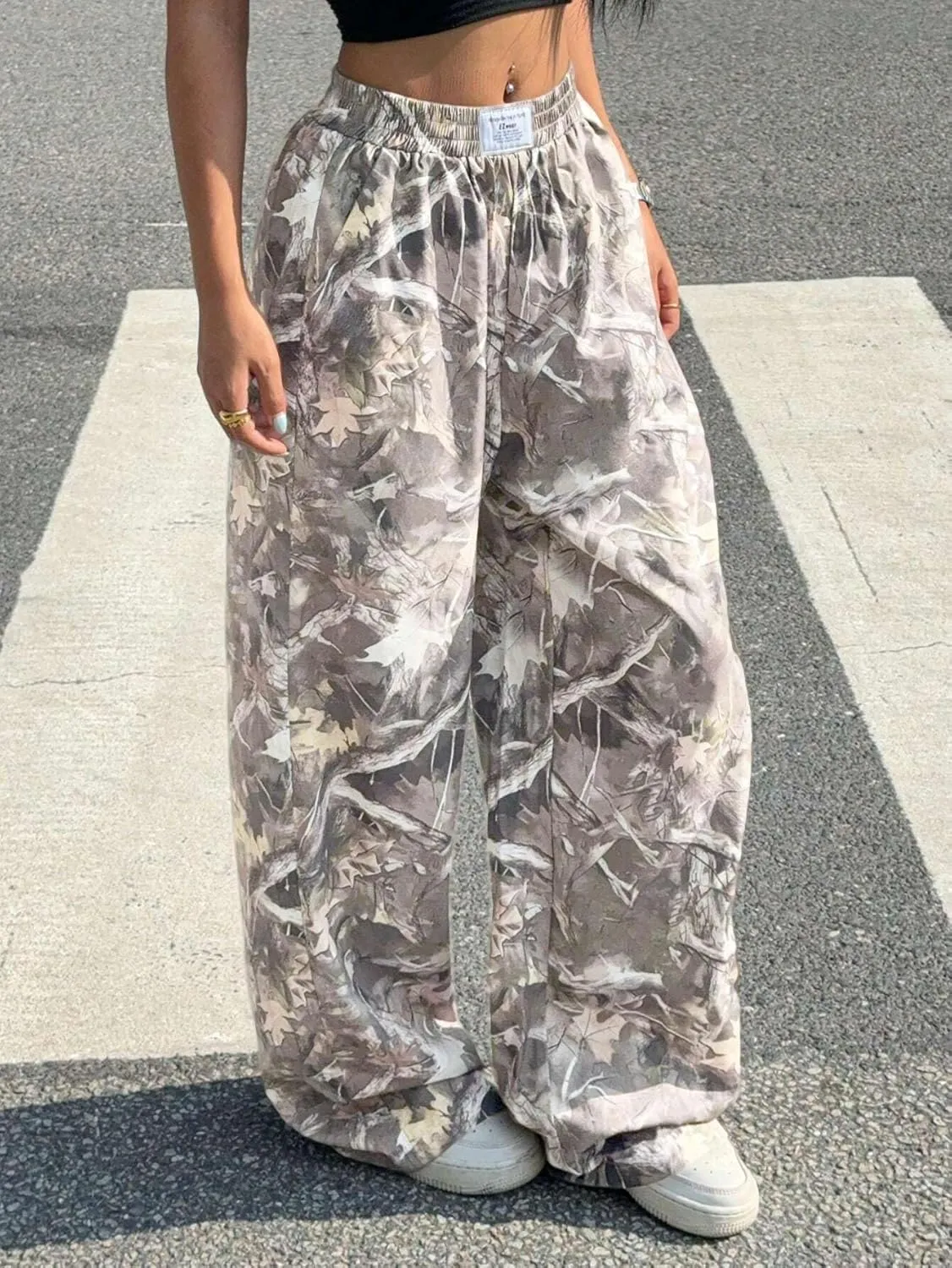 ZAFUL Women's Camo Cargo Pants Y2K Elastic High Waisted Wide Leg Casual Straight Pants Joggers Sweatpants with Patch Detail